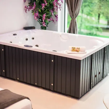 Jacuzzi - - Panorama View - Private Apartment