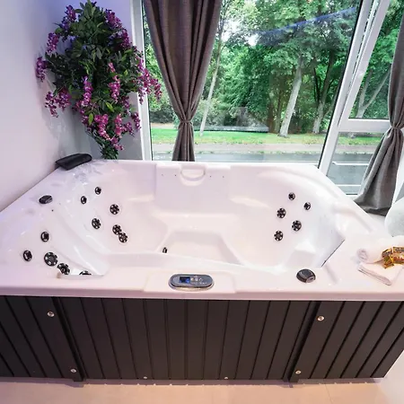 Jacuzzi - - Panorama View - Private Apartment Bremen
